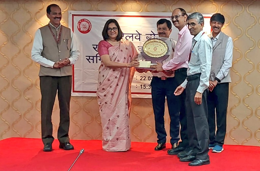 रेल मंत्री राजभाषा शील्ड से पुरस्कृत बनारस रेल इंजन कारखाना