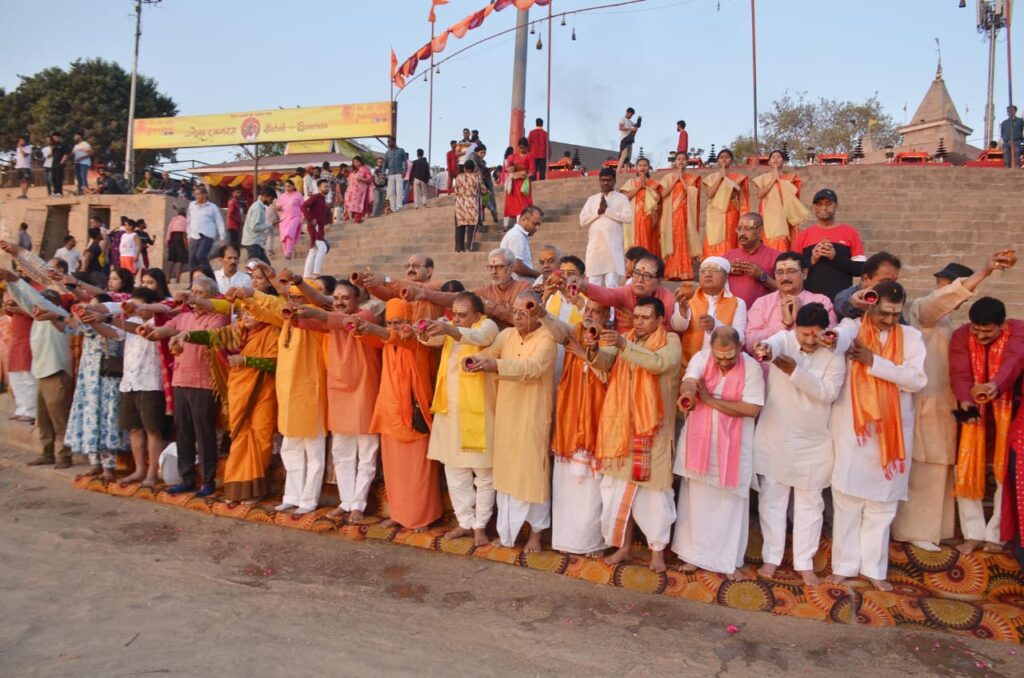काशी के प्रबुद्ध नागरिकों ने पूर्व महापौर रामगोपाल मोहले और काशी हिन्दू विश्वविधालय के पूर्व कुलपति प्रो गिरीश चंद त्रिपाठी की अगुवाई में अस्सी घाट पर उगते सूर्य को अर्घ्य अर्पित कर नवसंवत्सर का अभिनन्दन किया