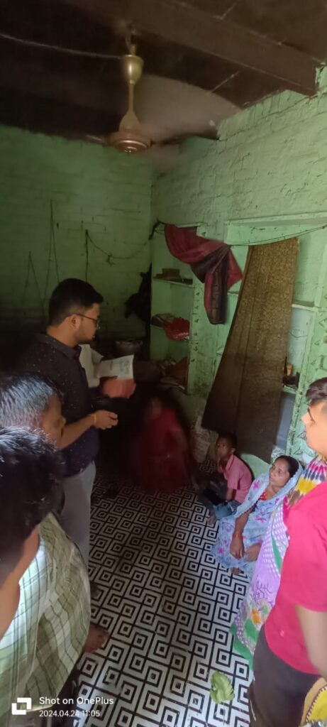 सीवर सफाई में मृत कर्मचारी के घर नगर आयुक्त पहुंचे, मदद का दिया आश्वासन
