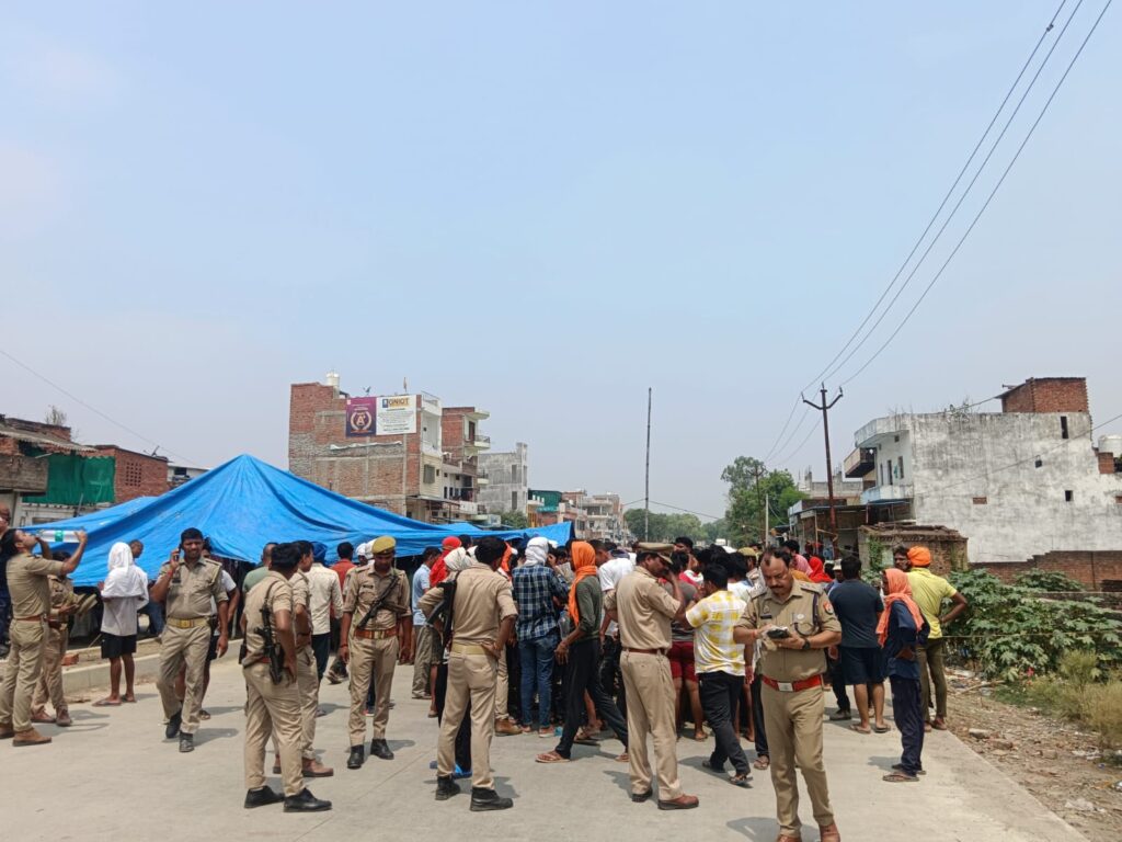 ठेला लेकर घर लौट रहे,पकौड़ा विक्रेता की हत्या, घंटो चक्का जाम