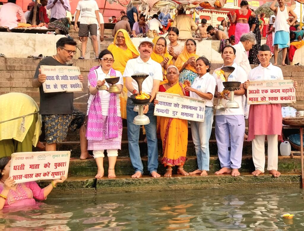 फ्रांस की न्यायिक अधिकारी ने उतारी मां गंगा की आरती