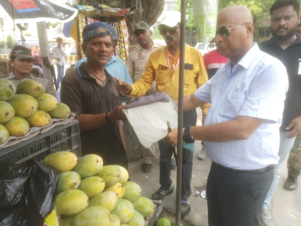 नगर निगम ने प्लास्टिक मुक्त बनाने के लिए चलाया अभियान, मुफ्त में बाटे कपड़े के थैले