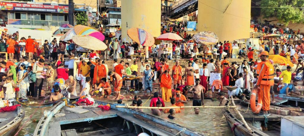 सावन महोत्सव वाराणसी श्रद्धालुओं की सुरक्षा के लिए एनडीआरएफ बचाव कर्मी और चिकित्सीय टीम तैनात