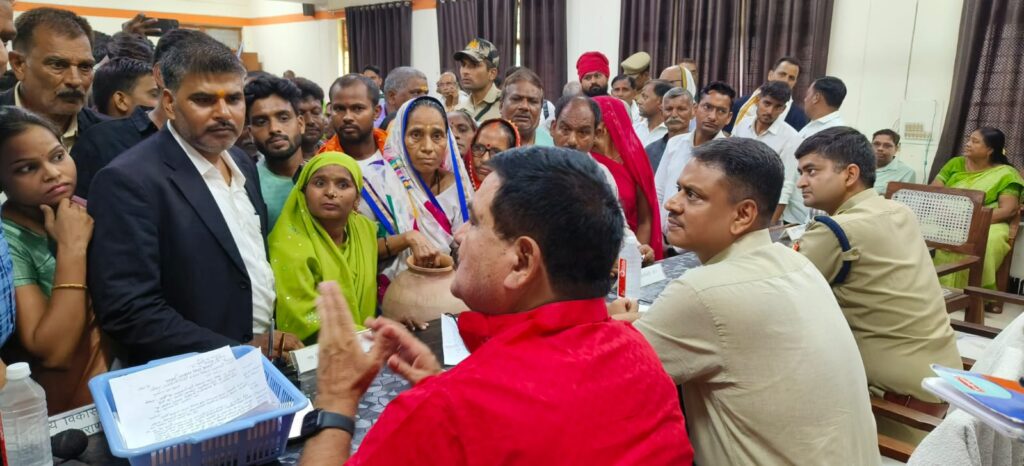 विधायक अवधेश सिंह जन समस्याओं के त्वरित निस्तारण हेतु अधिकारियों को निर्देशित किया