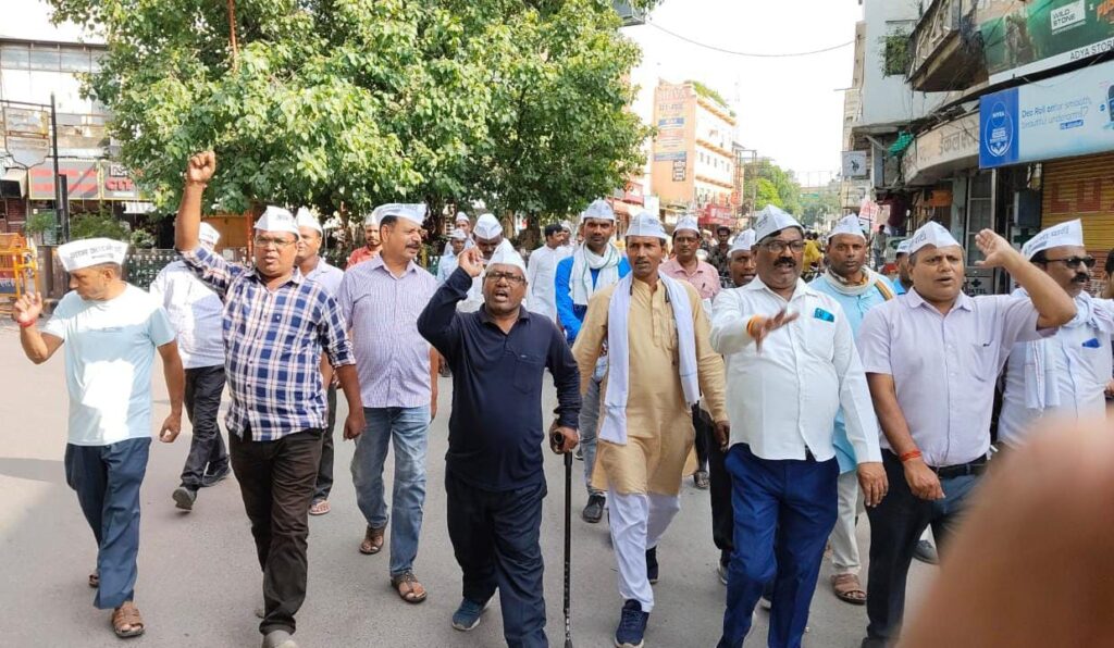 मनीष सिसोदिया के जमानत मिलने पर आम आदमी पार्टी वाराणसी के साथियों ने एक दूसरे को मिठाई खिलाकर खुशियां मनाई