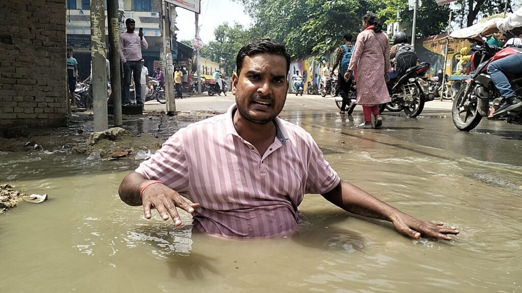 सपा नेता अमन यादव ने सीवर लाइन में उतरकर विरोध जताया विरोध