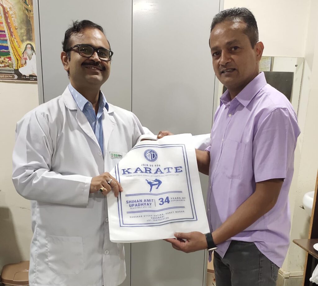 प्लास्टिक मुक्त बनारस अभियान के तहत आम जनता से प्लास्टिक के झोले के स्थान पर कपड़े के झोले के प्रयोग करने का आवाहन किया गया