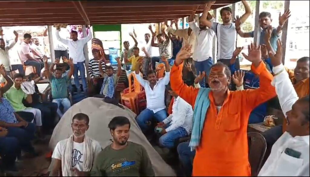 धर्म की नगरी काशी में गंगा पुत्रों ने पूजा अर्चना करके मां गंगा का मान मनौव्वल किया है
