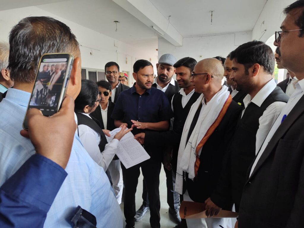 वकीलों ने बांह में काली पट्टी बांध जुलूस निकाला,जमकर की नारेबाजी