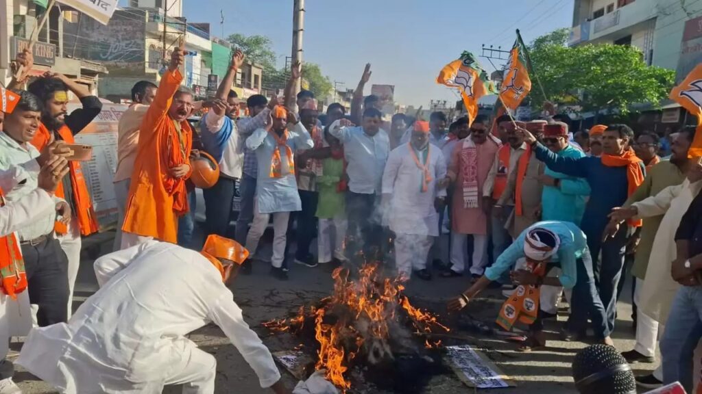 Akhilesh Yadav की गौ माता की टिप्पणी पर वाराणसी के भाजपा कार्यकर्ताओं में आक्रोश, किया पुतला दहन