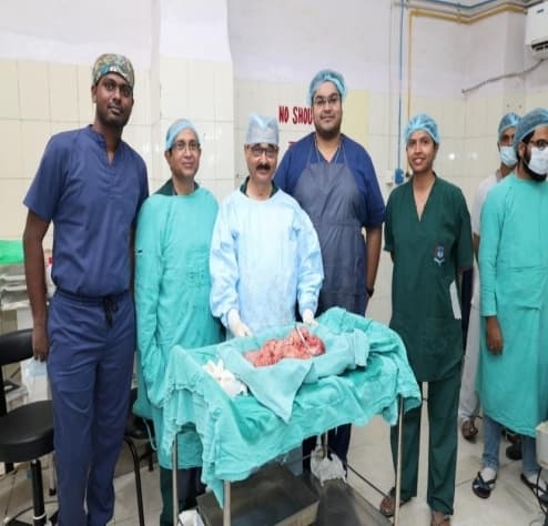 सरस्वती इंस्टिट्यूट ऑफ मेडिकल साईसेंस में ट्यूमर की गाँठ का सफल ऑपरेशन