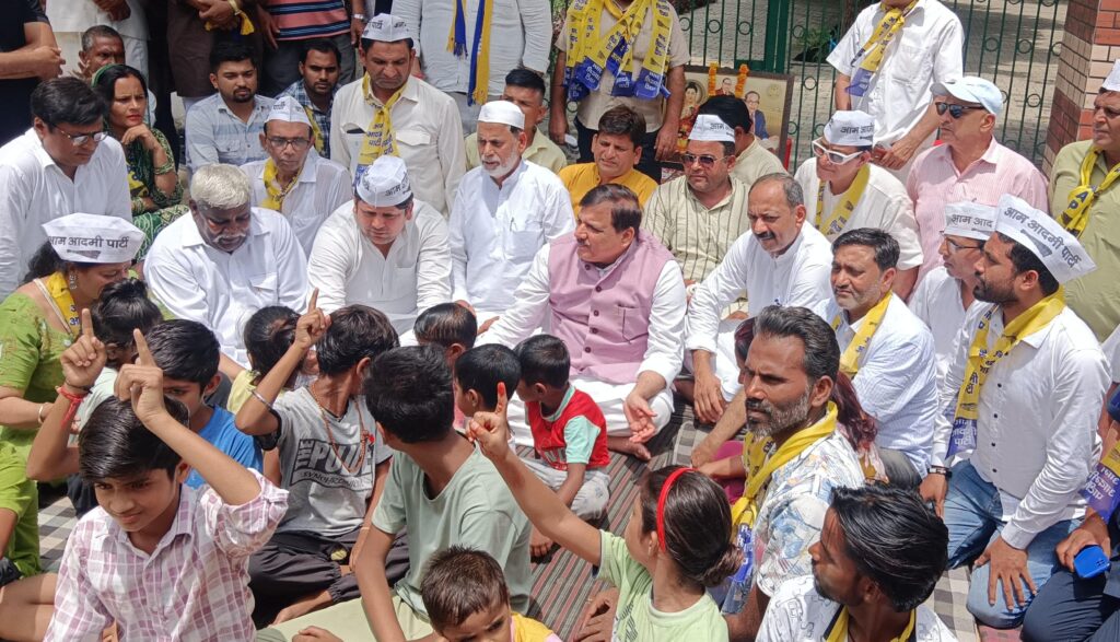 यूपी में 27000 स्कूलों के बंद होने के विरोध में हापुड़ पहुचे आप राज्यसभा सांसद संजय सिंह