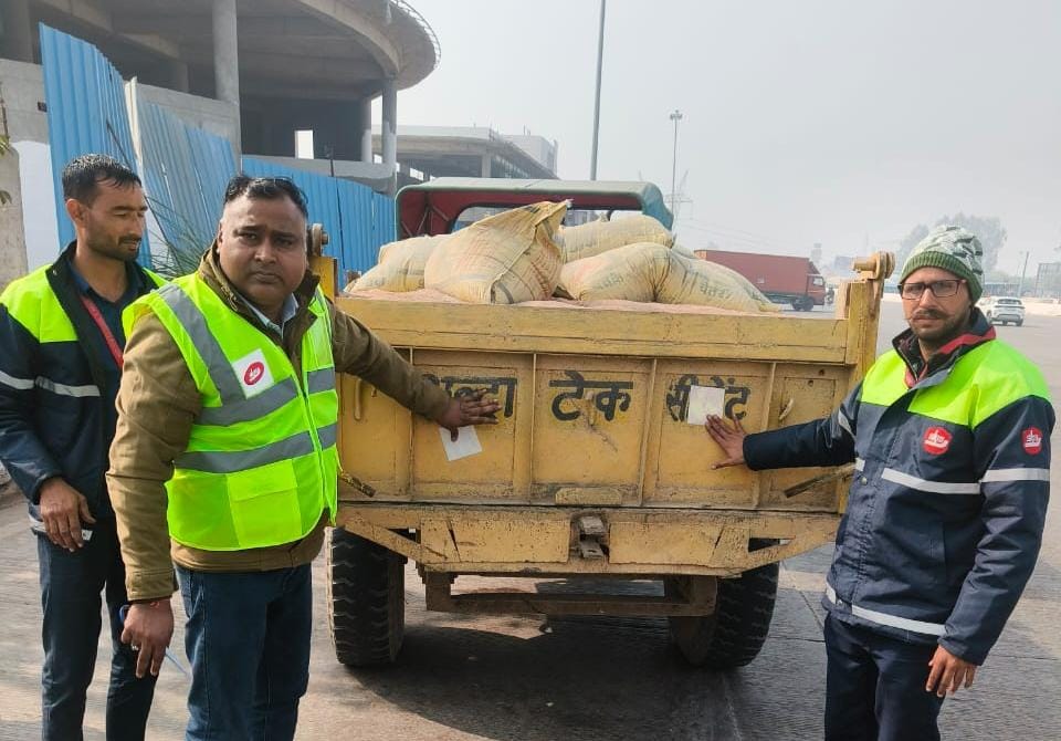 छिजारसी टोल प्लाजा पर सड़क सुरक्षा अभियान वाहनों पर लगाई गई रेट्रो रिफ्लेक्टिव टेप