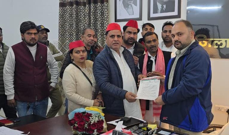 सोनू कश्यप हत्याकांड न्याय की माँग को लेकर सपा और कश्यप समाज ने जिलाधिकारी को राष्ट्रपति के नाम सौंपा ज्ञापन