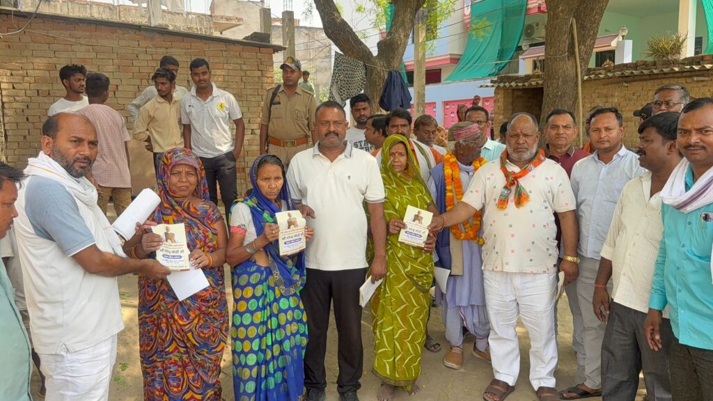 प्रधानमंत्री के कार्यक्रम में शामिल होने हेतु एमएलसी ने घर घर वितरण किया आमंत्रण पत्र