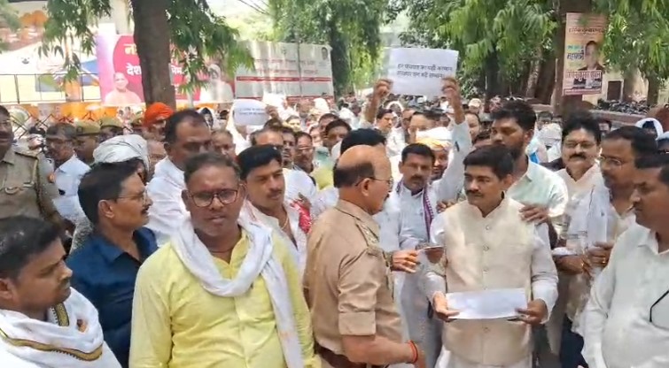 काशी से उठी प्रधानों की आवाज: “आप एक साल दें, हम पाँच साल देंगे”, ग्राम प्रधानों ने कार्यकाल बढ़ाने की उठाई मांग