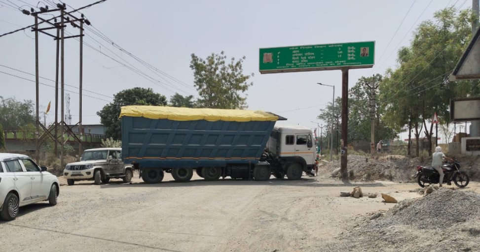 सोनभद्र ओबरा में ओवरलोडिंग का तांडव, बीच मोड़ पर टूटी डंपर की कमानी घंटों ठप रहा डिग्री कॉलेज और तहसील मार्ग