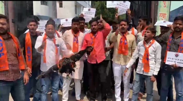 NEET पेपर लीक मामले पर वाराणसी में छात्रों का प्रदर्शन, एनटीए का पुतला फूंका
