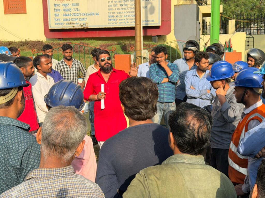 रेणुकूट में मज़दूरों की बुलंद आवाज़ बने विजय प्रताप सिंह, शोषण के खिलाफ फूंका बिगुल