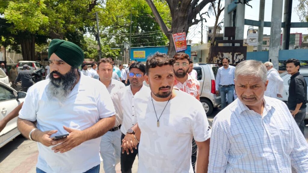 एंटी करप्शन टीम ने 13 हजार की रिश्वत लेते हुए लेखपाल को दबोचा