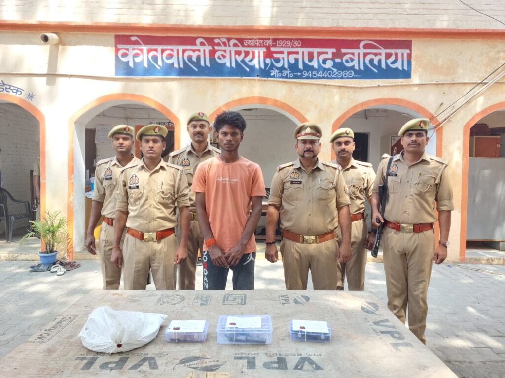 25 हजार के इनामिया बदमाश को बैरिया पुलिस ने दबोचा, लूट का सामान व तमंचा बरामद