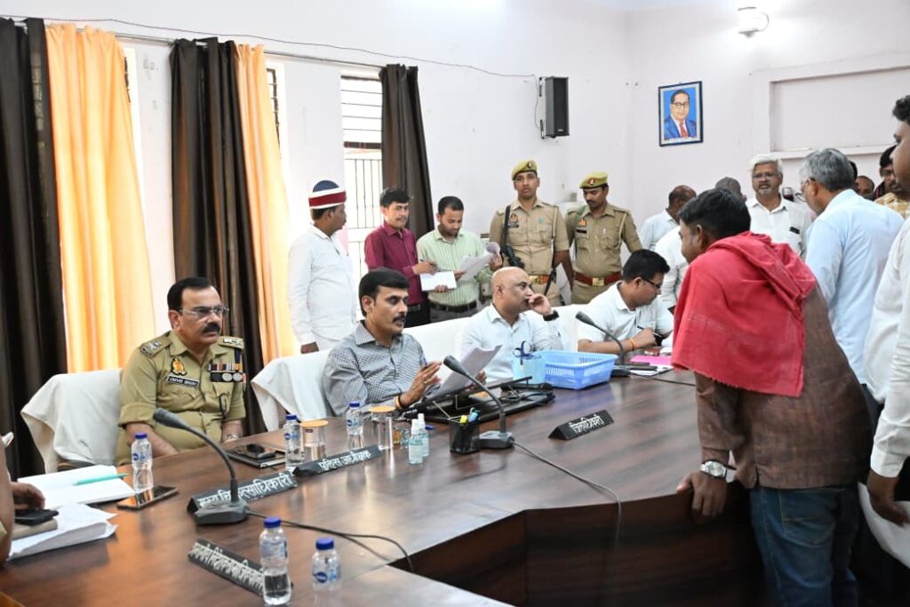 सम्पूर्ण समाधान दिवस में डीएम व एसपी ने सुनी जनसमस्याएं