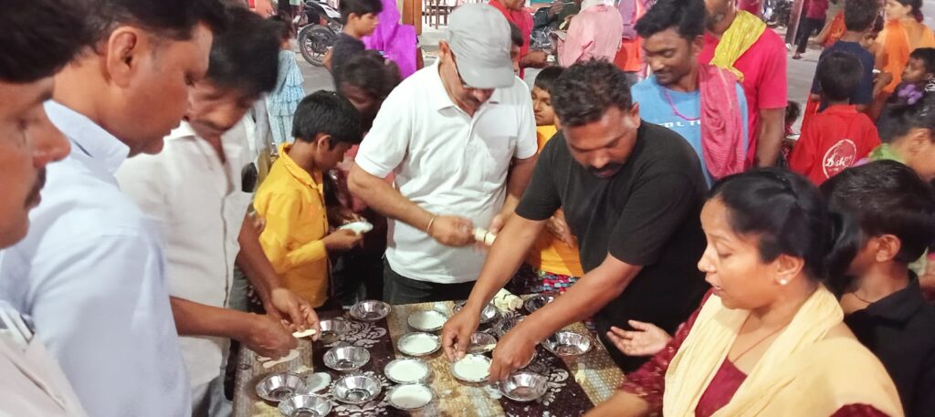 ओबरा वट सावित्री के पावन पर्व पर श्री राम सेवा समिति की अनूठी पहल, खिचड़ी की जगह बांटी खीर, हनुमान मंदिर परिसर में उमड़े श्रद्धालु