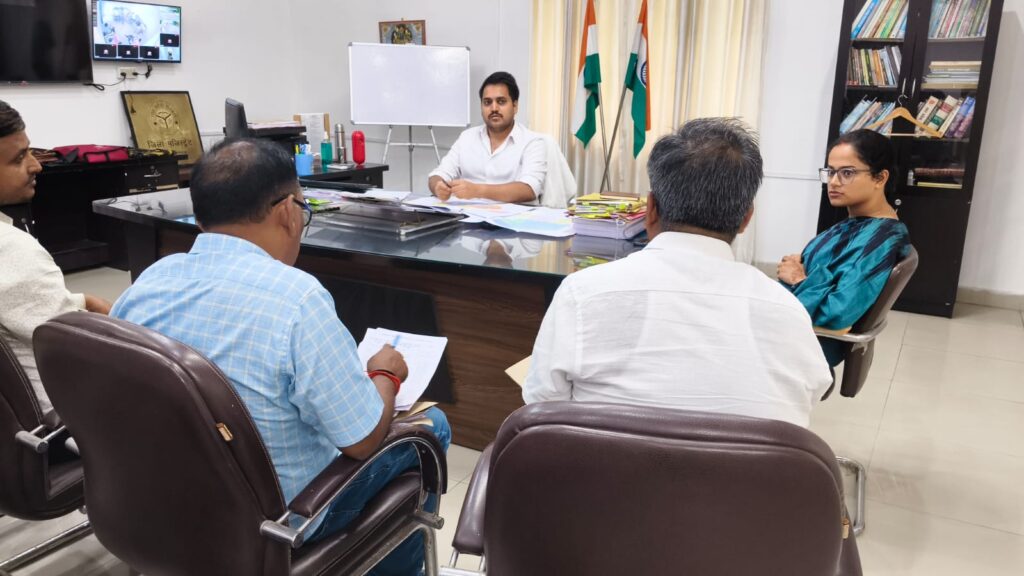 विधानसभा निर्वाचन से पूर्व नेटवर्क विहीन क्षेत्रों में संचार व्यवस्था सुदृढ़ करने के निर्देश जिलाधिकारी चर्चित गौंड