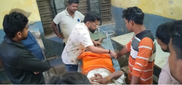 महुअरिया में पेड़ से टकराई बाइक, युवक गंभीर रूप से घायल, जिला अस्पताल रेफर