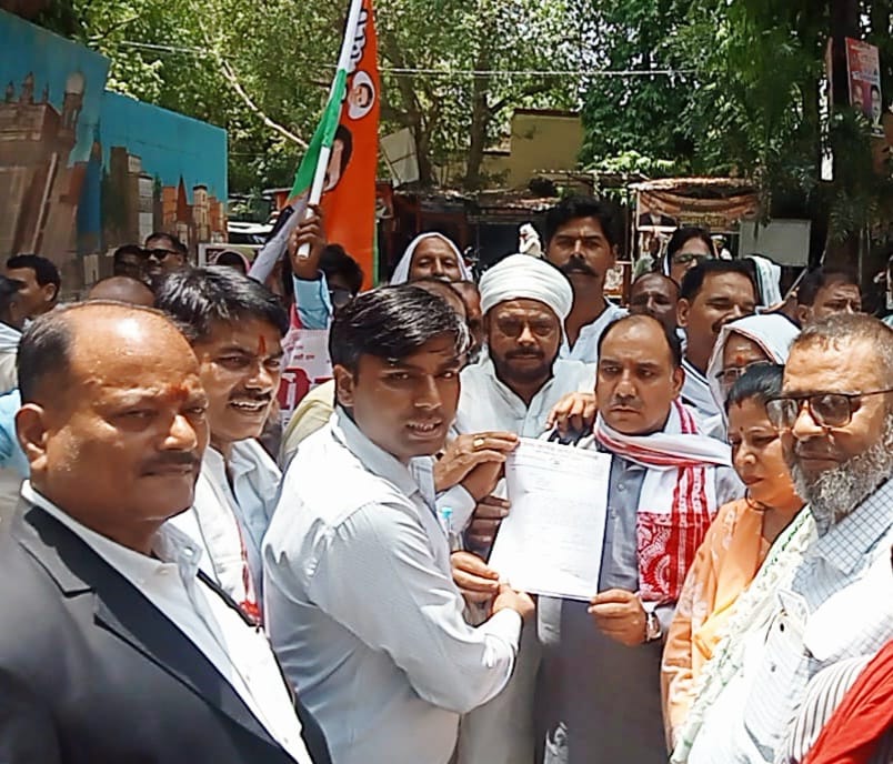 पेट्रोलियम पदार्थों की मूल्य वृद्धि के विरोध में कांग्रेस का राष्ट्रपति को संबोधित ज्ञापन सौंपा