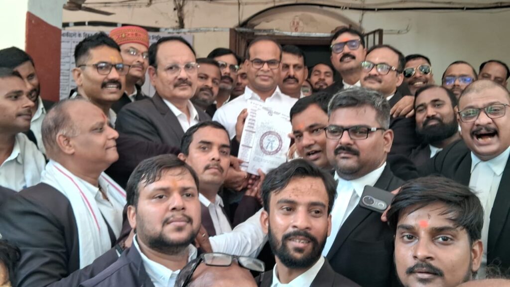 कैसरबाग बुलडोजर एक्शन और लाठीचार्ज के विरोध में वाराणसी के वकीलों का प्रदर्शन, न्यायिक कार्य का किया बहिष्कार