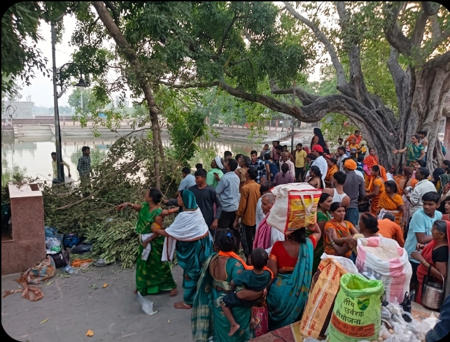 पंचकोसी परिक्रमा मार्ग के दूसरे पड़ाव भीमचंडी में गिरा पेड़ की डाल,बाल बाल बचे श्रद्धालु