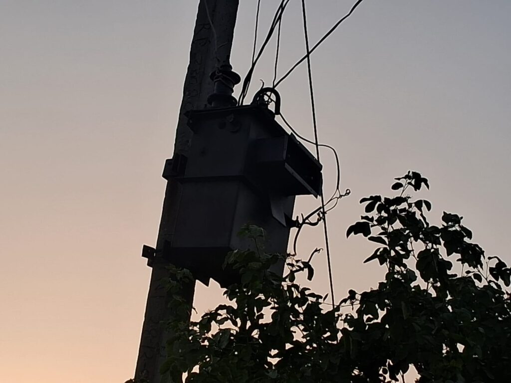 दुद्धी के धनौरा में आकाशीय बिजली से ट्रांसफार्मर फुंका 5 दिनों से अंधेरे में दर्जनों परिवार, UPPCL में शिकायत के बाद भी अफसर बेपरवाह