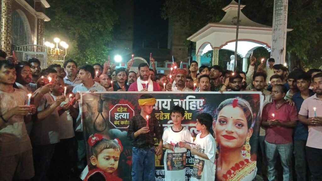 रसड़ा की मृत बेटी को न्याय दिलाने के लिए कैंडिल मार्च निकालकर किया प्रदर्शन