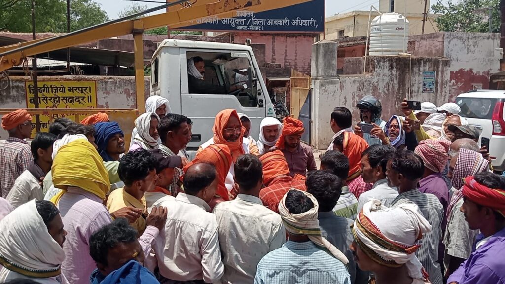 वीआईपी कल्चर छोड़ ई-रिक्शा से सड़कों पर उतरे भाजपा विधायक भूपेश चौबे, राहगीरों व मजदूरों को बांटे गमछे