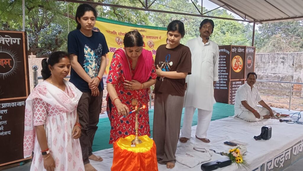 ओबरा में 25 दिवसीय सह योग शिक्षक प्रशिक्षण शिविर का भव्य शंखनाद, योग दर्शन और प्राणायाम की दी जा रही कड़े ट्रेनिंग
