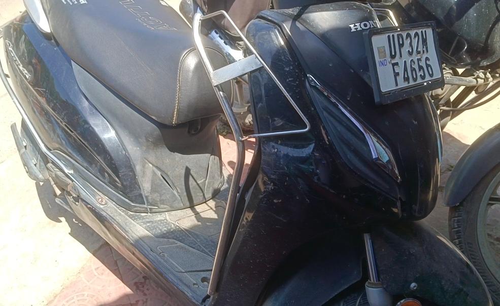 तेज रफ्तार स्कूटी और ट्रैक्टर-ट्रॉली में भिड़ंत, बुजुर्ग गंभीर……