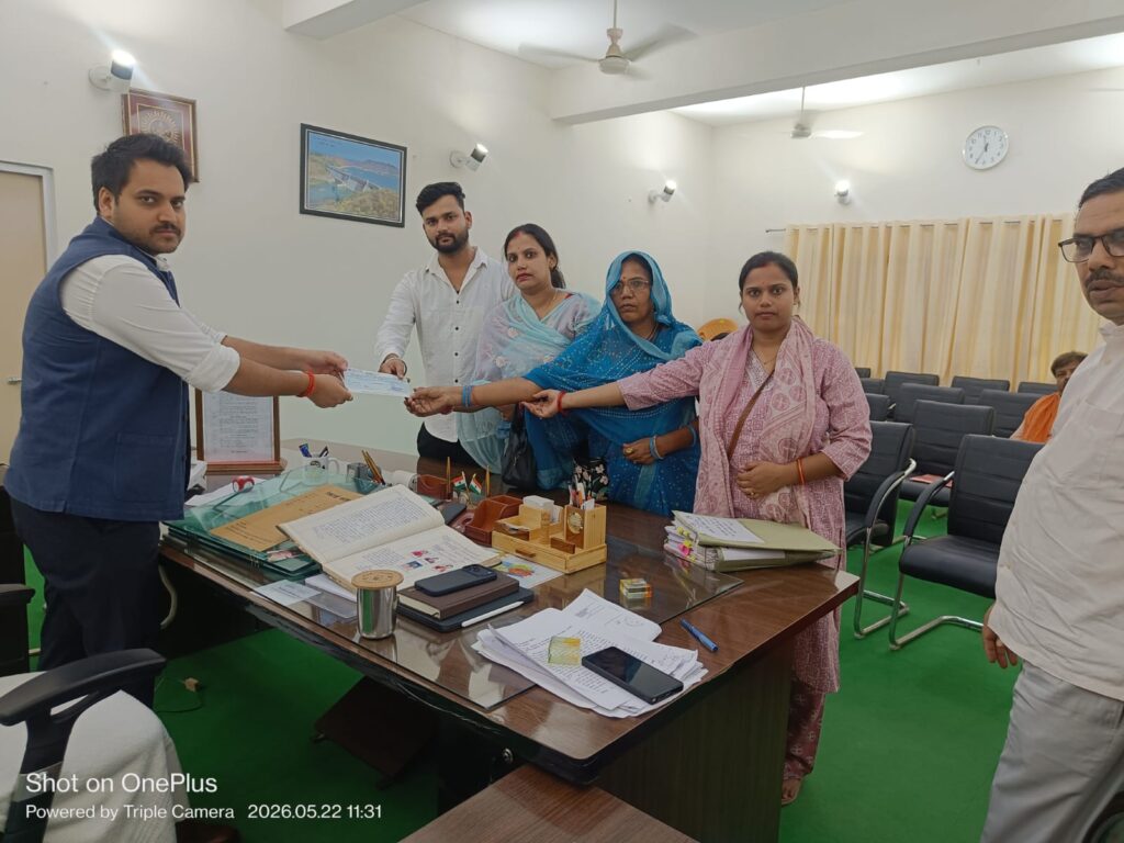 सोनभद्र खदान हादसे में जान गंवाने वाले संविदा श्रमिक के परिवार को मिला संबल, जिलाधिकारी ने सौंपा 11.48 लाख का क्षतिपूर्ति चेक