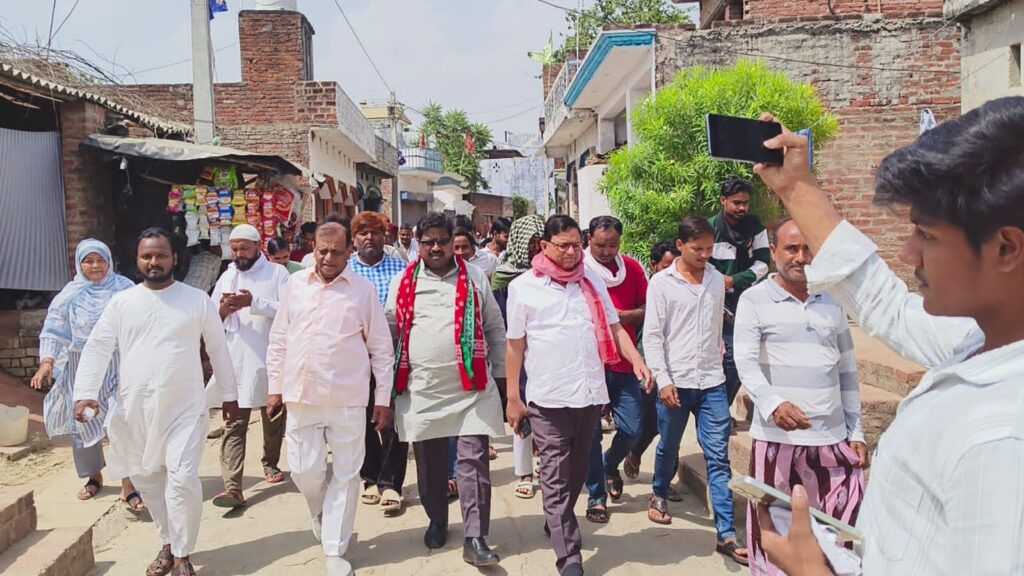 जर्जर पुल और सड़क बनी ग्रामीणों की बड़ी समस्या, सपा सांसद आरके चौधरी व पूर्व विधायक अम्ब्रीश पुष्कर ने गांव पहुंच सुनी जनता की पीड़ा