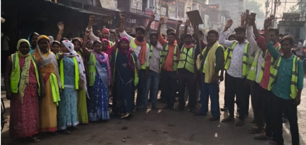दो महीने से वेतन न मिलने पर अनपरा में सफाई कर्मियों का हल्लाबोल, महावीर चौक पर घंटों ठप रहा काम