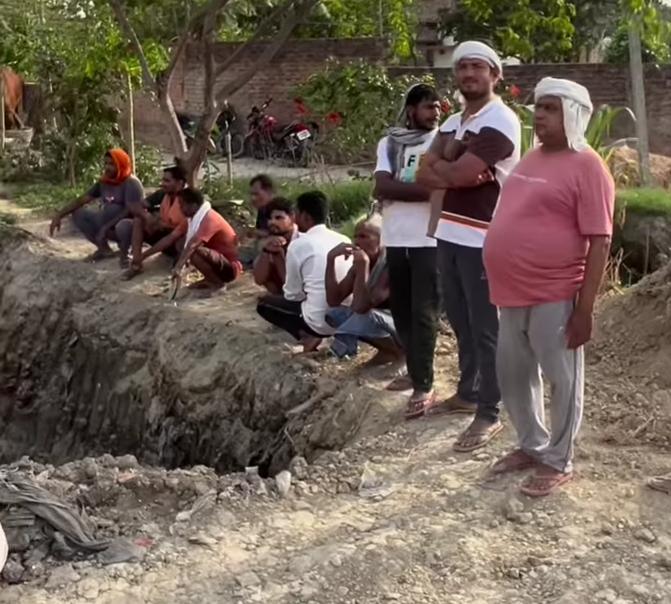 कोर्ट के आदेश के बाद तहसील प्रशासन ने खुदवाई सरदासपुर मे गढ़ही, गढ़ी की खुदाई होने से अवैध अतिक्रमण करने वालों मे दहसत