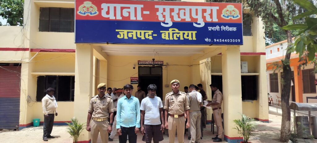 चोरी के मामले में दो वांछित अभियुक्त गिरफ्तार, चोरी का मोबाइल बरामद