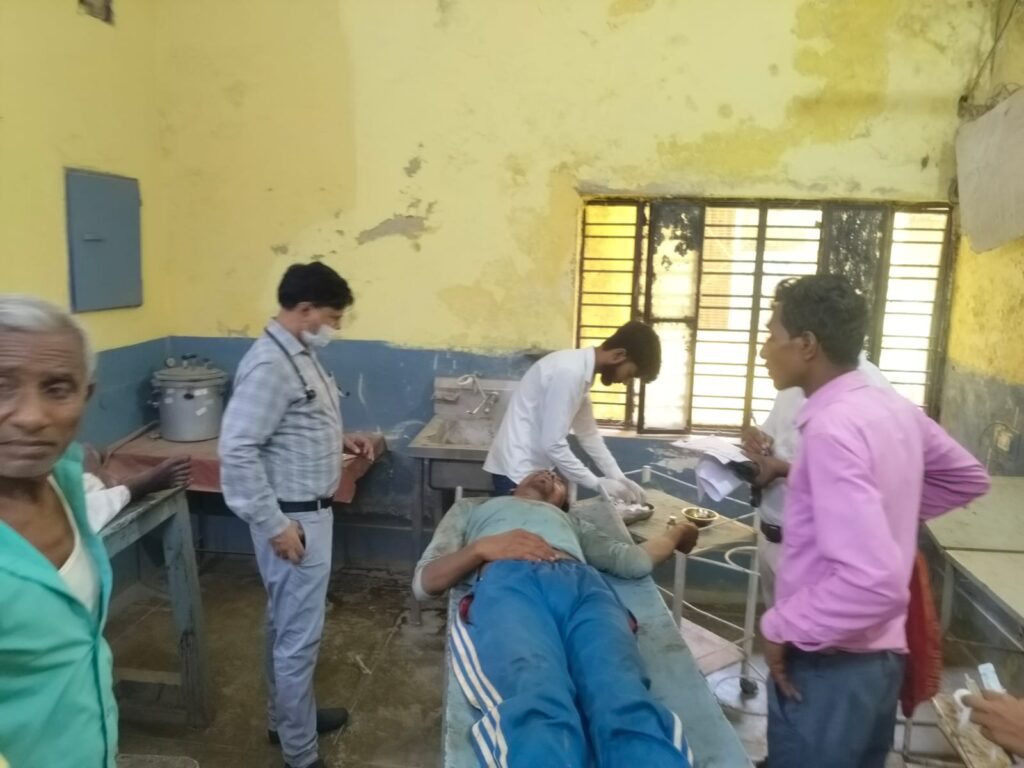 नशे में धुँत युवक की बाइक अनियंत्रित, सिर में गंभीर चोट, जिला अस्पताल रेफर