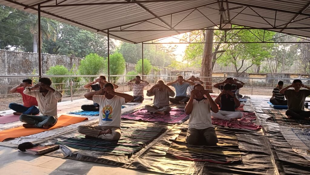 ओबरा में योग शिक्षक प्रशिक्षण शिविर का सातवां दिन योग और आयुर्वेद से तनाव व व्याधि मुक्त समाज बनाने का संकल्प