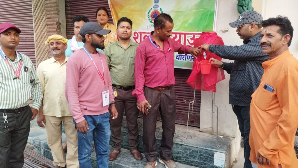 नागरिक सुरक्षा द्वारा शहर के विभिन्न स्थानों पर लगाया गया निशुल्क प्याऊ