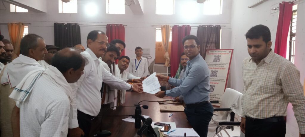 भूमिहीन विश्वकर्मा समाज को आवासीय पट्टा देने की मांग, एसडीएम को सौंपा ज्ञापन