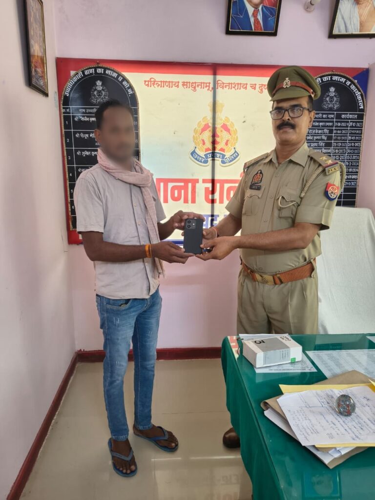 मऊ पुलिस ने बरामद किए दो गुमशुदा मोबाइल, स्वामियों को किया सुपुर्द