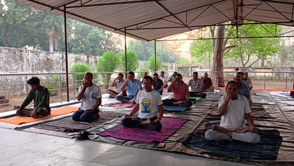 ओबरा में योग साधकों का उमड़ा जनसैलाब 25 दिवसीय योग शिक्षक प्रशिक्षण शिविर के 14वें दिन प्राणायाम और पंचप्राण पर विशेष चर्चा