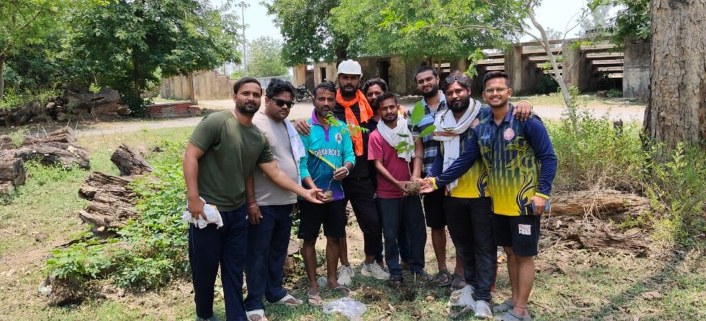 ओबरा वोटेक्स कप क्रिकेट क्लब ने स्टेडियम में किया पौधारोपण, खेल के मैदान से दिया पर्यावरण संरक्षण का संदेश