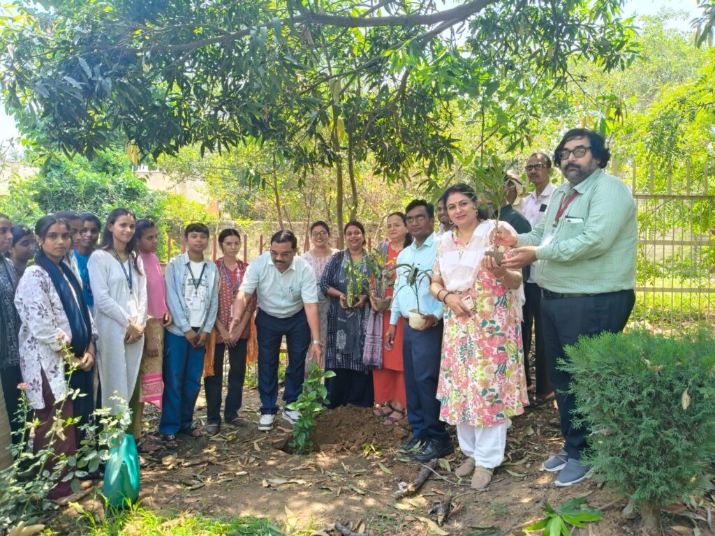 राजकीय स्नातकोत्तर महाविद्यालय ओबरा में विश्व पर्यावरण दिवस पर संगोष्ठी व वृक्षारोपण पौधा लगाने के साथ वृक्ष बनने तक संरक्षण भी जरूरी
